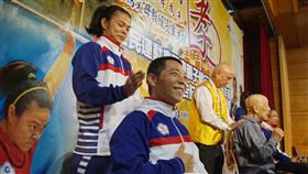 奧運選手為恩師洗腳  表達敬意（圖／中央社）