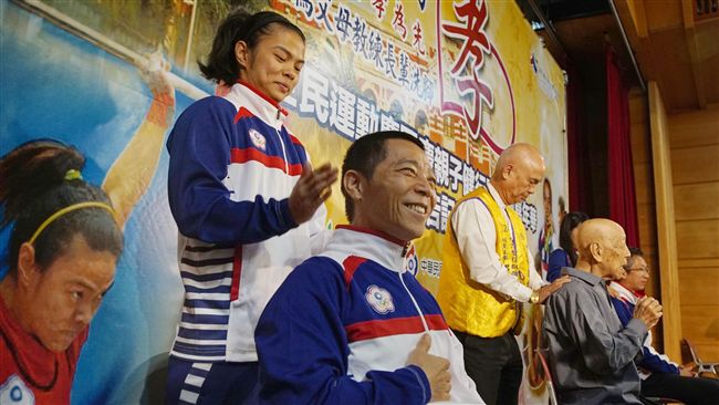 奧運選手為恩師洗腳  表達最深敬意