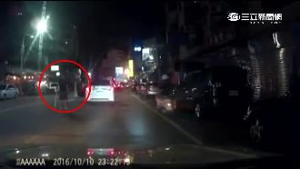 男大生按喇叭提醒　對方竟持棍嗆聲