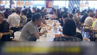 銀髮族省錢找真愛　自備食物擠爆宜家