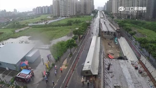 淡水輕軌軌道掉落　1吊車司機受傷