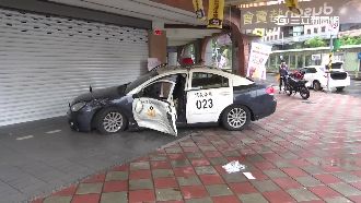 廂型車撞飛警車　員警卡車內送醫