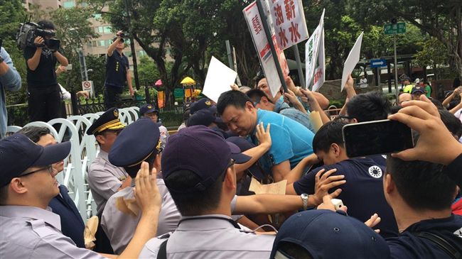 不滿薪水遭延發　國民黨工怒衝黨產會