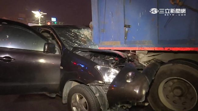 「以為是爆胎」卡車遭休旅車追撞1傷