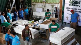 菲律賓毒犯製作棺材（圖／翻攝自REUTERS）