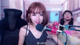 糗！主播直播ing　胸部竟滑到肚臍