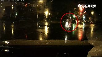 下雨天視線差！休旅車撞飛直行女騎士