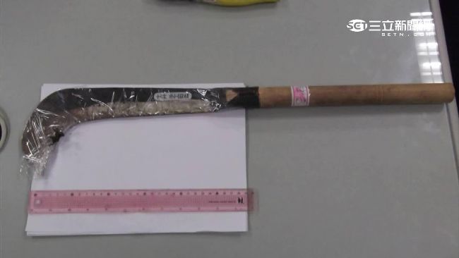 不滿救護車拒送醫　男子持鐮刀砍警