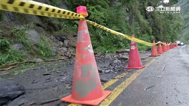 天降巨石砸中轎車　女駕駛失控撞山亡