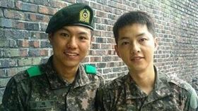 宋仲基,預備役（圖／翻攝自송중기 싱가포르의 팬클럽SJK_SG Twitter）
https://twitter.com/songjoongki_sg