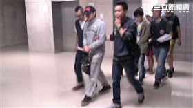 周嫌率領旗下車手集團戴護身符、喝符水改運全無用，「出外不可」一籤成真全遭警逮（翻攝畫面）