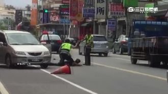 方向盤一打！客運成大路障　助警捉嫌