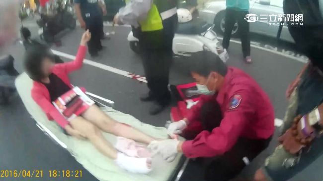 突開車門害摔車　女騎士險斷右腳掌
