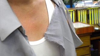 醉漢發酒瘋與警拉扯　最後竟撕破警衣