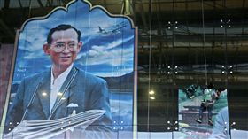 泰王蒲美蓬駕崩舉國哀慟、泰皇（圖／美聯社／達志影像）
