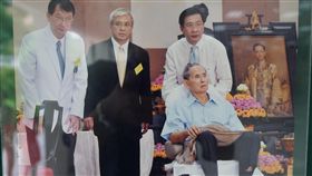 PF
蒲美蓬　泰國民眾心中永遠的國王
當今在位最久的君主泰國國王蒲美蓬13日去世，享壽88
歲。他仁民愛物，在紛擾多變的泰國，不只是仲裁者，
更是泰國人民心目中永遠的國王。
（宮務處提供）
中央社記者劉得倉曼谷傳真　105年10月13日