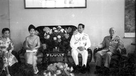 泰王蒲美蓬1963年間曾訪台
當今在位最久的君主泰國國王蒲美蓬13日去世，享壽88
歲，震驚全球。西元1963年間6月間，泰國國王蒲美蓬
（右2）曾與王后詩麗吉（左2）來台進行4天訪問，先
總統蔣中正（右）及夫人蔣宋美齡（左）接見。
（檔案照片）
中央社　105年10月13日