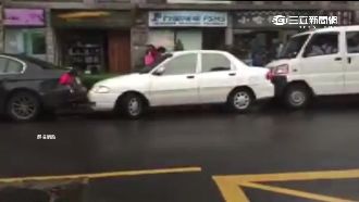 路邊停車進不去　街頭上演「碰碰車」