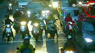 不滿被超車　2騎士街頭亂鬥持刀互砍