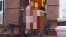 男女,活春宮,美國,布魯克林,野戰,影片,拍攝,家門,髒話(https://www.thesun.co.uk/news/1967336/randy-couple-caught-having-sex-in-broad-daylight-on-front-step-of-their-new-york-home/)