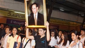 泰國民眾為泰王守靈（2）
泰國民眾13日傍晚得知國王蒲美蓬逝世的消息，紛紛前
往曼谷詩麗拉醫院守靈，圖為一群上班族在醫院前馬路
輪流高舉泰王像，臉上道盡無限的緬懷和哀傷。
中央社記者劉得倉曼谷攝 105年10月14日