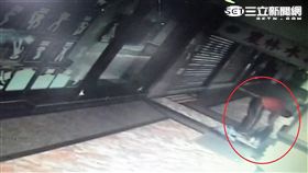 陶姓洗車工帶槍看國慶表演遇檢查哨急丟槍仍遭警查獲後函送（翻攝畫面）