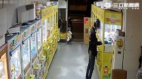 林男持車窗擊破器破壞夾娃娃機竊取無線藍芽喇叭及手機吊飾後離開（翻攝畫面）