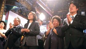 在陳菊的規畫下，蔡英文率執政團隊到南鯤鯓祈福。（圖／翻攝自總統府）