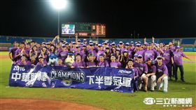 義大犀牛慶祝下半季封王（圖／王怡翔攝）