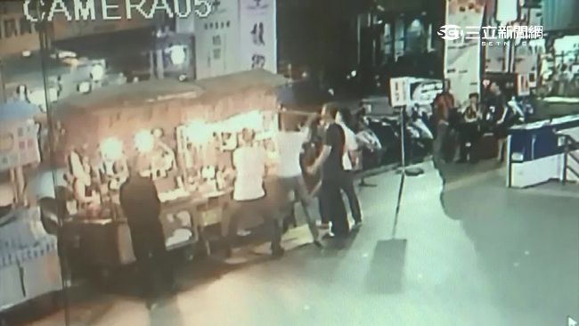 「只要肉不要堡」被拒　客持棍棒砸攤