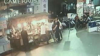 「只要肉不要堡」被拒　客持棍棒砸攤