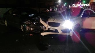 男買碗粿臨停未熄火　車遭賊開走撞爛