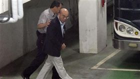 兆豐銀案 蔡友才羈押禁見 台北地檢署偵辦兆豐銀案，台北地方法院5日清晨裁定兆豐金前董座蔡友才（右）、前主任秘書王起梆，依涉違反證交法，羈押禁見。 中央社記者張皓安攝 105年10月5日