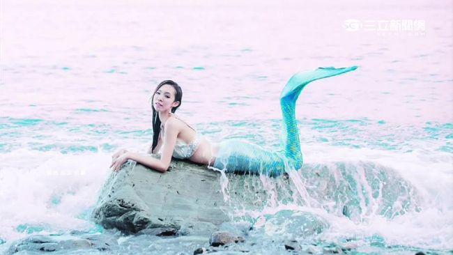 茵茵扮礁石美人魚　浪花襲險「滅頂」
