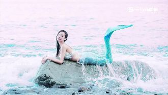 茵茵扮礁石美人魚　浪花襲險「滅頂」