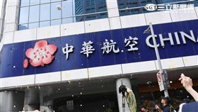 華航,罷工,誓師,工會,空服,空姐,雞蛋,蛋洗,抗議 （圖／記者林敬旻攝）