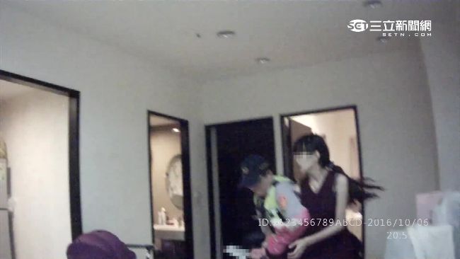 女失控拿刀想自殘　2警聯手驚險奪刀
