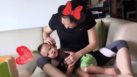 徐若瑄豪邁張腿　為小V寶掏耳朵～