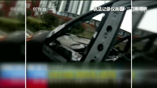 爛車沒座椅沒方向盤　駕駛靠板手上路