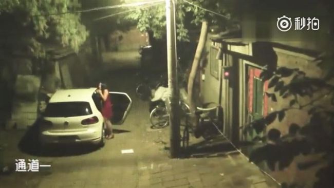 影／車震遇搶劫　正妹慘遭歹徒硬上！