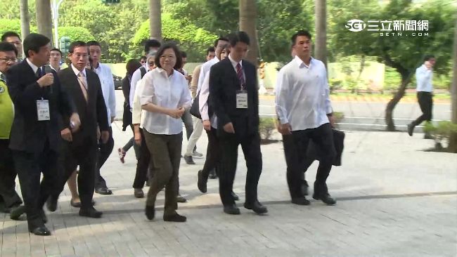 小英參訪不平靜　隔壁街竟上演全武行
