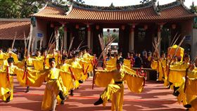 新竹市祭孔典禮  八佾舞表達崇尚敬意
新竹市孔廟14日舉行釋奠典禮，地方各界與教育界代表
到場，並由學生左手執籥、右手秉翟演出八佾舞，向至
聖先師獻上崇高敬意。
中央社記者魯鋼駿攝 