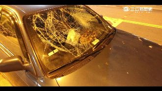 深夜街頭大吵！醉夫激動踹破擋風玻璃