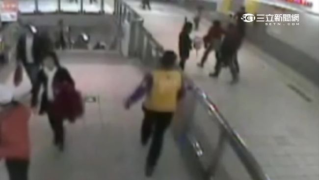 高捷首開罰！男童按警鈴害父親大失血