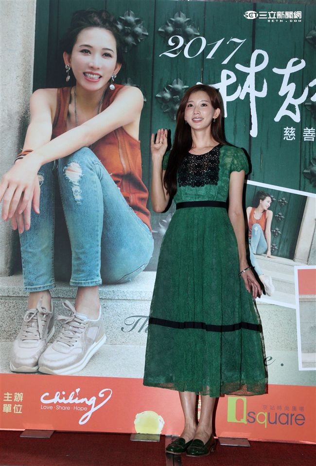 林志玲第一次零距離，全台唯一首場年曆簽名會。（記者邱榮吉/攝影）