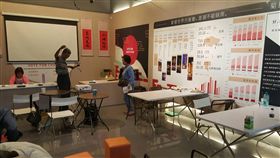 澎湖公投　差距懸殊
澎湖15日舉行第2次博弈公投投票，全縣選舉人數8萬
3469人，下午4時開始計票，反賭聯盟隨後在5時許自行
宣布贏得這次公投。圖為促賭方陣營人數寥寥無幾。
中央社　105年10月15日