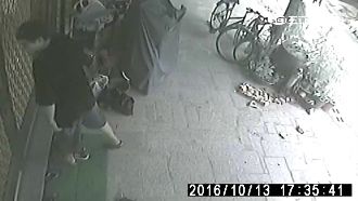 獨／大膽小偷！屋主在家煮飯照樣行竊