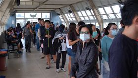 澎湖第2次博弈公投登場（1）
澎湖縣第2次博弈公民投票15日上午8時起開始進行投票
，各地投開票所秩序大致良好。航行澎湖島內的離島交
通船大排長龍，大批的居民搭船返鄉投票人潮。