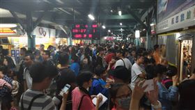 台中火車站、鐵路高架化
揮別台中火車站末班車（1）
台中舊火車站15日晚間熄燈，百年台中火車站走入歷史
，台中市長林佳龍（後中左）等人與眾多鐵道迷一起在
月台揮別末班車表達不捨之情，16日將迎接台中新站時
代到來。
中央社記者郝雪卿攝　105年10月15日