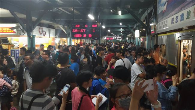颱風有夠煩！台鐵高鐵如何退票退費？